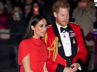 Красный тотал-лук и счастливые улыбки: новый выход Меган и Гарри - «Я как Звезда»