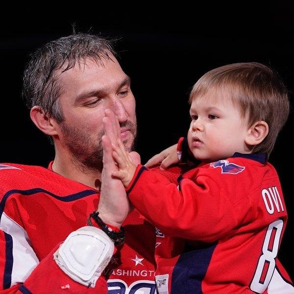 Команда мечты! Александр Овечкин сыграл в хоккей с сыном и своей собакой - «Домашние Питомцы»