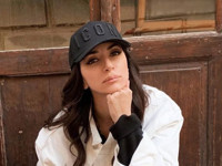 Певица Зара сменила элегантный стиль на рваные джинсы и бейсболку - «Я как Звезда»