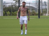 Дэвид Бекхэм с голым торсом сыграл в футбол со своими красавцами-сыновьями - «Я как Звезда»