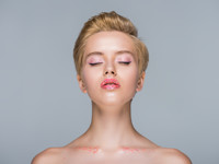 Красные тени, торчащие брови: 7 новых женственных трендов в макияже - «Я и Красота»