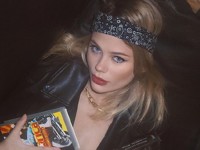 Жена Преснякова устроила фотосессию в кожаной куртке на голое тело - «Я как Звезда»