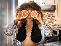 В моду вошли гамаки для груди вместо бюстгальтера - «Я и Мода»