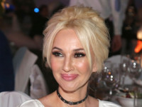 Лера Кудрявцева похвасталась стройной фигурой и бесконечными ногами в облегающей юбке - «Я как Звезда»