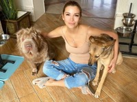 Ольга Орлова в рваных джинсах и пушистых тапочках умилила сеть - «Я как Звезда»