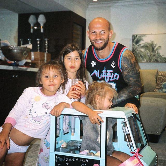 Кто дал ему в руки оружие? Джиган посвятил дочерей в рыцари с помощью настоящего кинжала - «Домашние Питомцы»