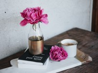 Короткие юбки феминисток и любовь втроем: 5 важных книг о моде, которые увлекут любого - «Я и Мода»