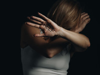 В России запустили горячую линию для жертв домашнего насилия в условиях карантина - «Про жизнь»