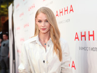 Розовый бархат и розовая пантера: Светлана Ходченкова показала, как проводит время на карантине - «Я как Звезда»