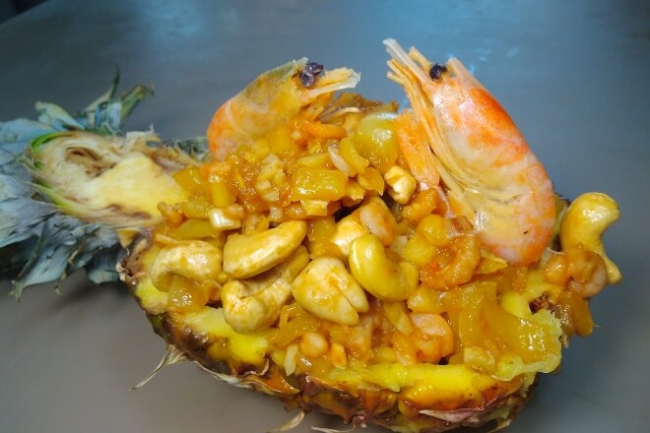 Жареные креветки с перцем и чесноком в ананасе - «Второе блюдо»