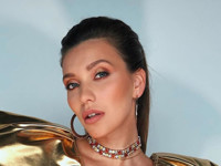 Регина Тодоренко в «золотом» топе с глубоким декольте восхитила подписчиков - «Я как Звезда»