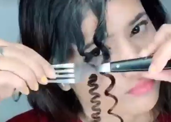 Девушка из Индии показала, как сделать «коронавирусную» завивку при помощи обычной вилки - «Новости»