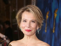 Юлия Высоцкая показала платье, в котором планировала посетить вручение кинопремии - «Я как Звезда»