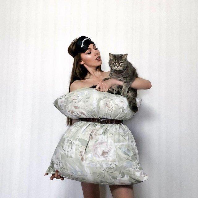 Главный наряд весны! Знаменитости превращают подушки в стильные платья - «Я и Отдых»