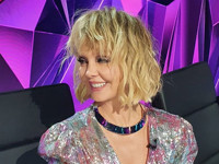 Валерия показала себя в блестящем платье с глубоким декольте - «Я как Звезда»