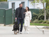 Молодая возлюбленная Аффлека надела на прогулку костюм Gucci за 190 тысяч рублей - «Я как Звезда»