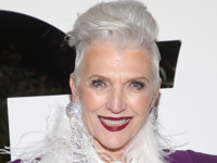 Мать Илона Маска устроила домашнее дефиле под песню Граймс - «Я как Звезда»