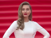 Кристина Асмус станцевала в красном платье, шубе и диадеме - «Я как Звезда»