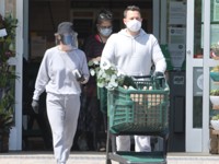 Кортни Кокс вышла в магазин в респираторе, панаме-шлеме и перчатках - «Я как Звезда»