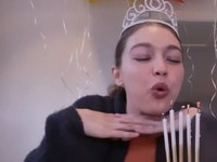 В тиаре и без торта: Джиджи Хадид отметила день рождения в самоизоляции - «Я как Звезда»