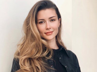 Дочь Заворотнюк позирует для фото с распущенными волосами и легким макияжем - «Я как Звезда»