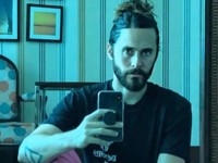 Розовые брюки от Gucci и стильная прическа: модный образ Джареда Лето - «Я как Звезда»