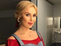 Пелагея сочетает джинсовый корсет с пышным платьем - «Я как Звезда»