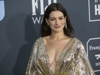 Как удлинить шею с помощью одежды: расстегиваем жакет и открываем плечи - «Я и Мода»