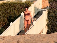 Ким Кардашьян в крошечном бикини отдыхает в Малибу - «Я как Звезда»