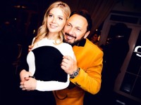 Приемная дочь Стаса Михайлова устроила восточные танцы в обтягивающем комбинезоне - «Я как Звезда»