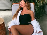 Анна Седокова похвасталась формами в купальнике с разрезами - «Я как Звезда»