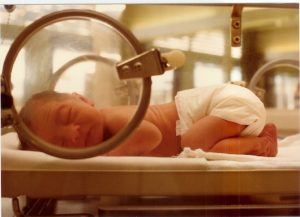 Ученые считают, что у недоношенных детей ниже шансы завести семью и своих собственных детей. И дело не в физиологии - «Роды»