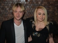 Яна Рудковская в мини и на шпильках станцевала с мужем ламбаду - «Я как Звезда»