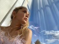 Вера Брежнева в перьях и чокере сделала селфи на подоконнике - «Я как Звезда»