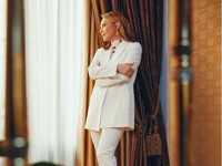 Альбина Джанабаева позирует у окна в белоснежном костюме - «Я как Звезда»