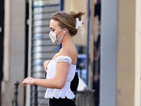 Лили-Роуз Депп прогулялась по Парижу в мини, топе и защитной маске - «Я как Звезда»