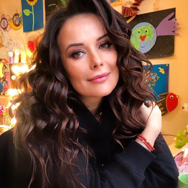 Оксана Федорова спела оперную арию на фоне золотого камина в своем особняке - «Я и Отдых»