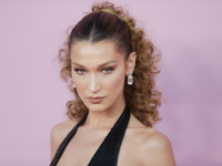 Белла Хадид похвасталась идеальной талией в крошечном бикини - «Я как Звезда»