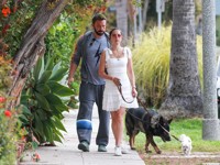 Ана де Армас вышла на прогулку с Аффлеком в мини-платье и очках-сердечках - «Я как Звезда»