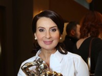 Екатерина Стриженова показала синий тотал-лук с маской и перчатками в тон - «Я как Звезда»