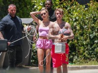 Хейли и Джастин Бибер вышли на публику в розовых шортах - «Я как Звезда»