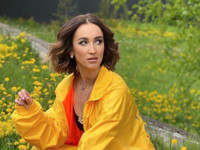 Ольга Бузова вышла на прогулку в ярко-желтом спортивном костюме - «Я как Звезда»