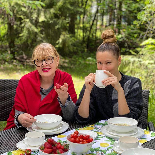 При полном параде! Мария Кожевникова показала совместную трапезу с мамой - «Я и Отдых»