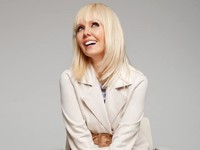 Валерия примерила элегантный образ с тренчем цвета крем-брюле - «Я как Звезда»