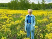 Юлия Меньшова в джинсах-бойфрендах устроила фотосессию в поле - «Я как Звезда»