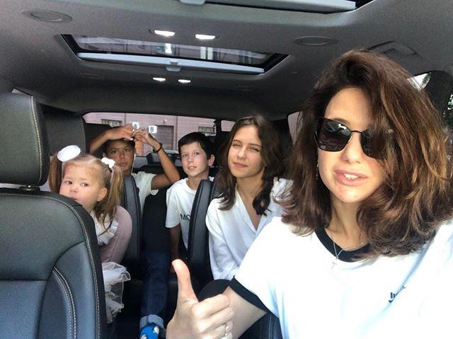 Как подружки! Екатерина Климова опубликовала стильное фото со взрослой дочерью - «Домашние Питомцы»