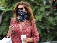 Узкие джинсы и яркая блузка: новый выход Синди Кроуфорд - «Я как Звезда»