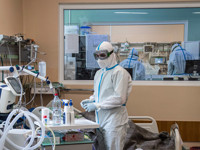 «Был большой страх. Все хотели уволиться»: честные рассказы о работе с больными COVID-19 - «Про жизнь»