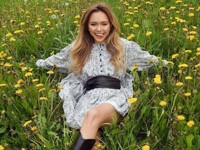 Стеша Маликова носит «воздушное» мини с грубыми ковбойскими сапогами - «Я как Звезда»