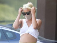 Леди Гага вышла на прогулку в кроп-топе и «невидимых» легинсах - «Я как Звезда»